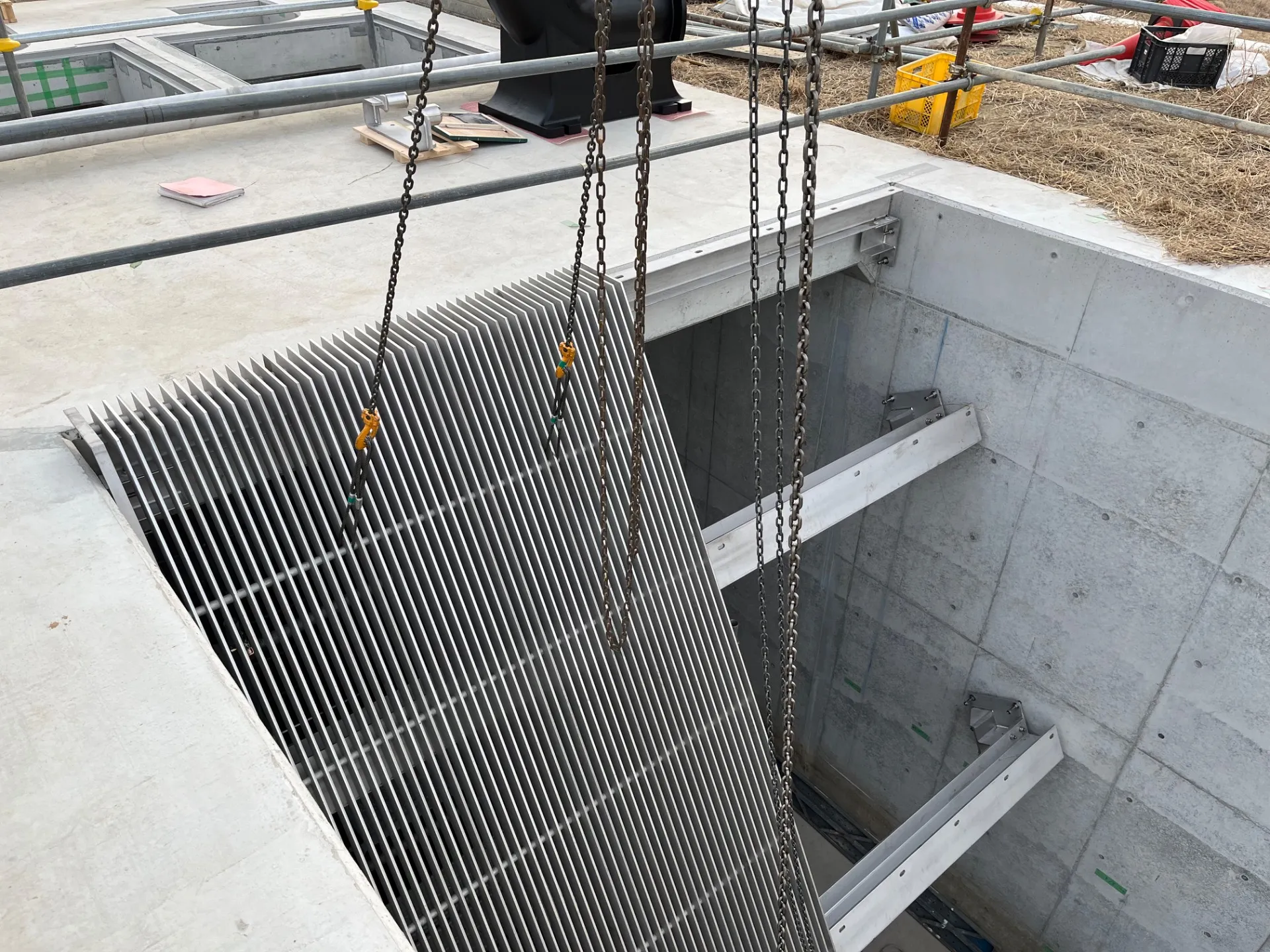 【現場ログ】巨大スクリーンの据付完了!